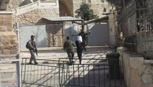 الاحتلال يحتجز فتاة قرب الحرم الإبراهيمي في الخليل
